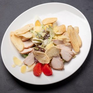 Салат в стиле "Цезарь" с куриным филе 